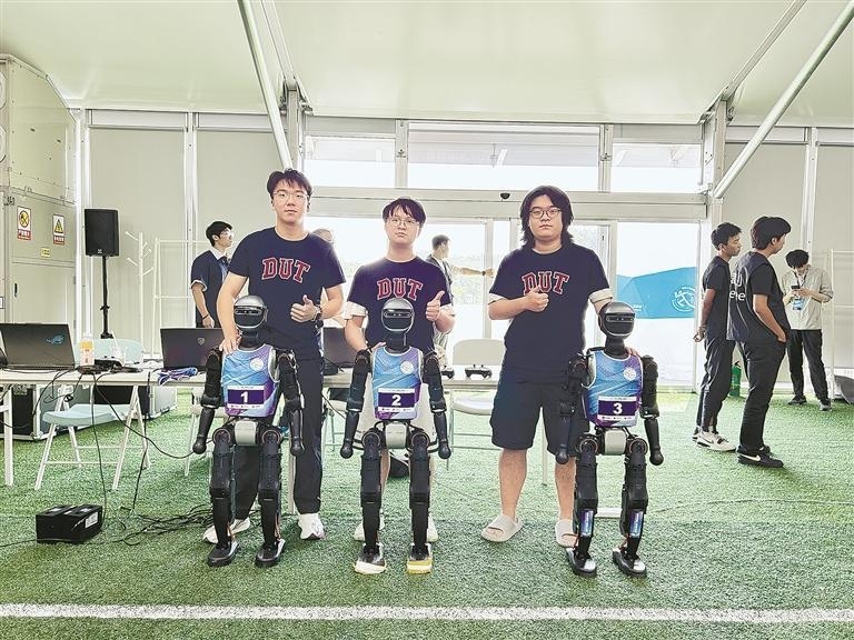 【鍛造新優勢】我校機器人隊伍亮相世界人形機器人運動會