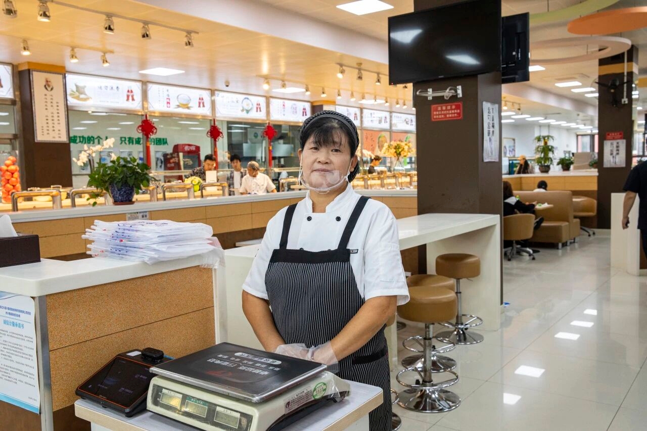 我校食堂阿姨“一分錢尋卡”獲贊