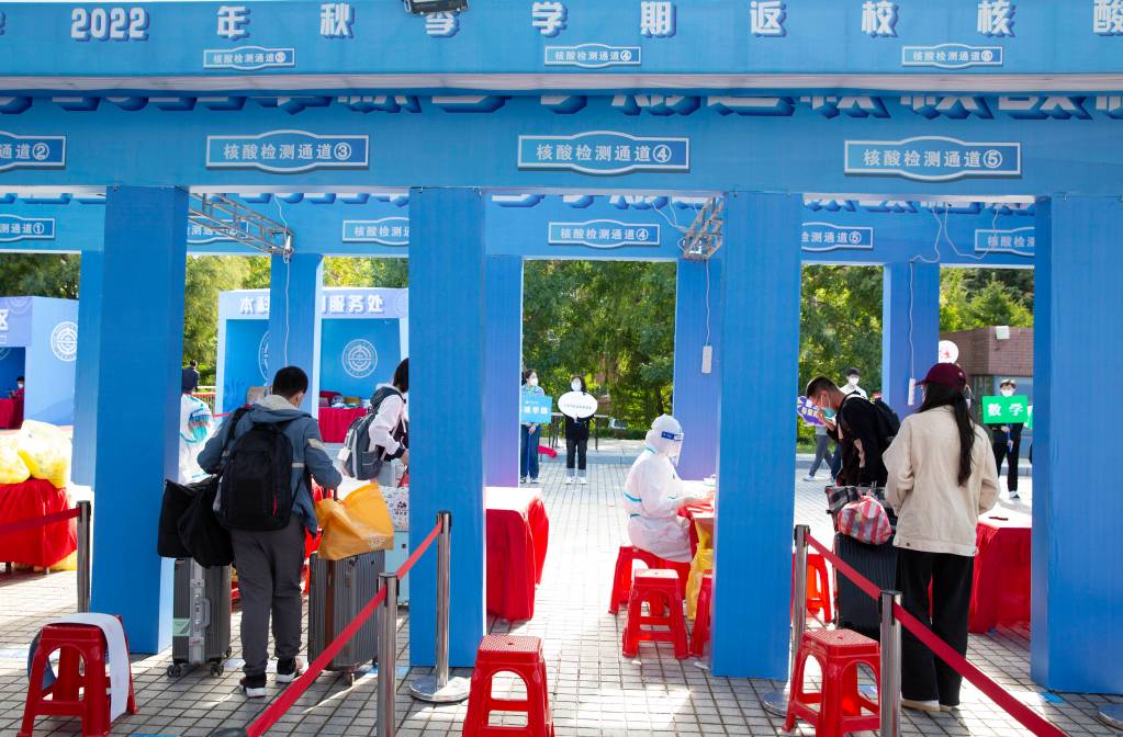 校領導調研指導返校報到工作并慰問師生